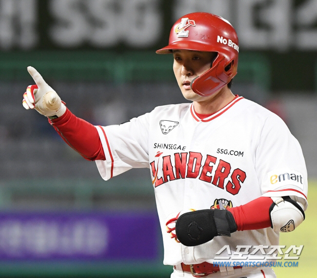 42억 FA 충격의 이적→37세 내야수 다년 계약 체결, 선택과 집중 새…