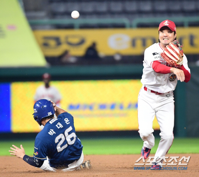 42억 FA 충격의 이적→37세 내야수 다년 계약 체결, 선택과 집중 새…