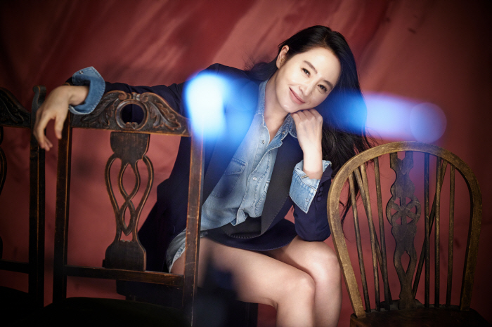 [단독] "내 청춘 함께 한 청룡, 마침내 헤어질 결심"…영원한 퀸 김혜…