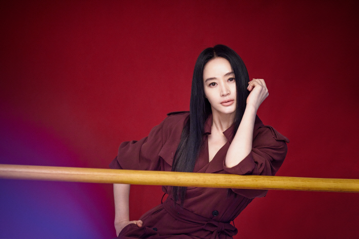 [단독] "내 청춘 함께 한 청룡, 마침내 헤어질 결심"…영원한 퀸 김혜…