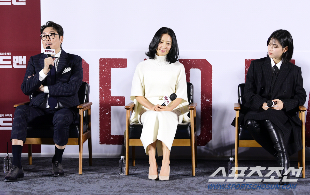 조진웅, 김희애, 이수경의 모습. 패션에서 발이 차지하는 비중은 상당하다.