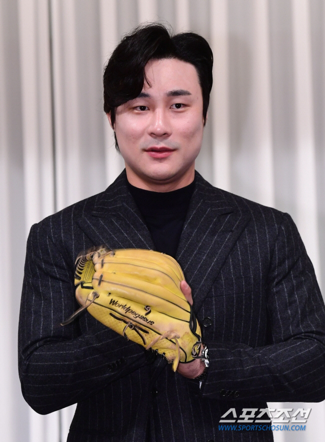 MLB 샌디에이고 파드리스 김하성이 20일 삼성동 리베라호텔에서 열린 기자회견에서 포즈를 취하고 있다. 김하성은 골든글러브 2개 부문(2루수, 유틸리티) 최종 후보에 올랐고, 유틸리티 부문 골든글러브를 수상했다. 삼성동=최문영 기자 deer@sportschosun.com/2023.11.20/