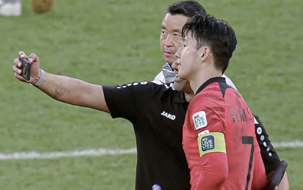 [카타르ON]'매너도 월클' 亞 최고스타 손흥민, 요르단과 2대2 비긴 …