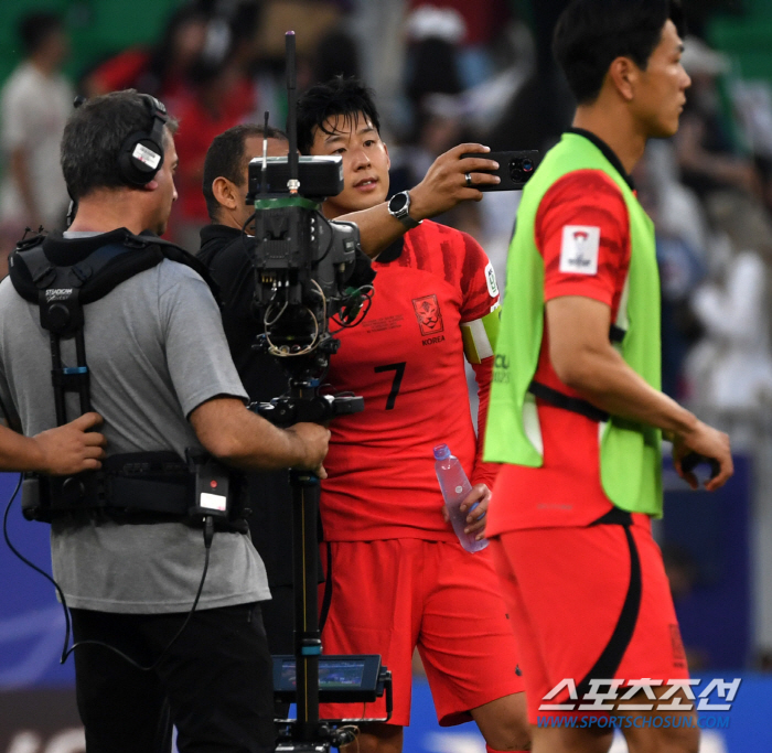 [카타르ON]'매너도 월클' 亞 최고스타 손흥민, 요르단과 2대2 비긴 …
