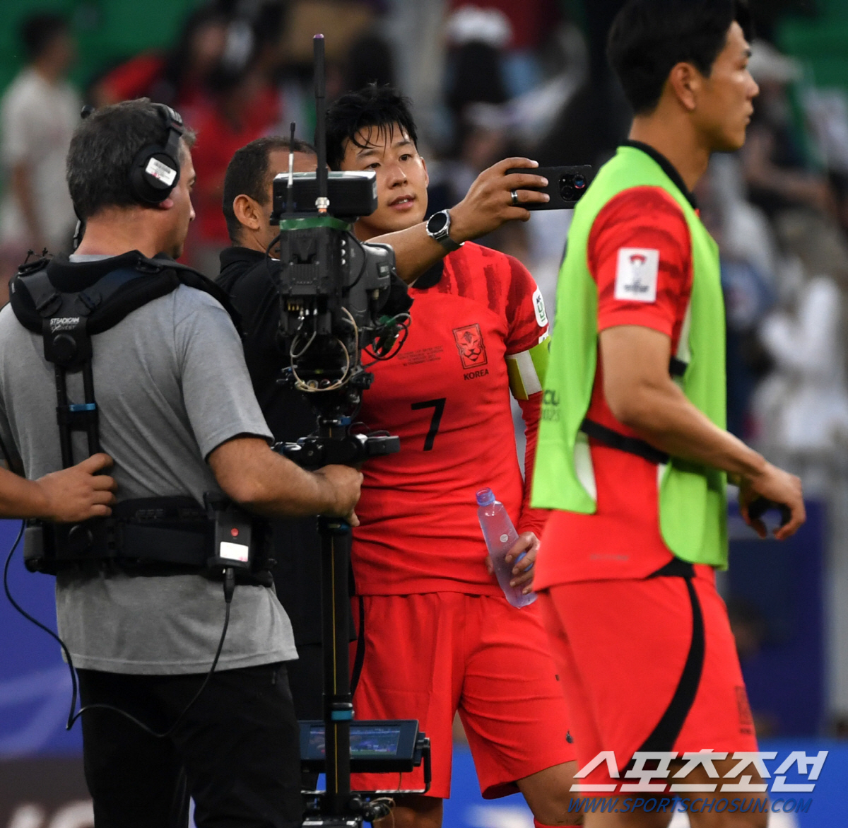 [카타르ON]'매너도 월클' 亞 최고스타 손흥민, 요르단과 2대2 비긴 …