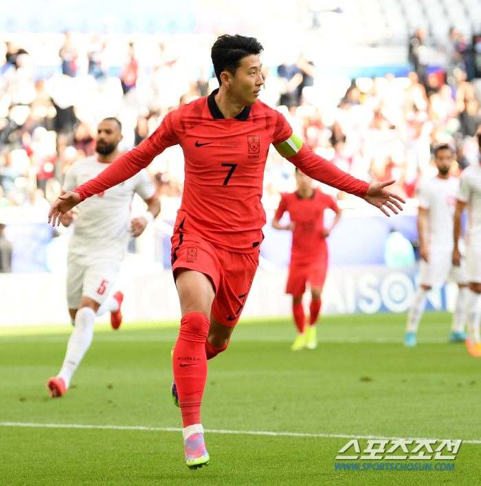 [카타르ON]'매너도 월클' 亞 최고스타 손흥민, 요르단과 2대2 비긴 …