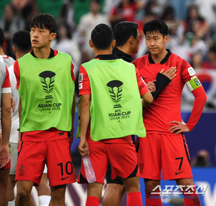 [카타르ON]'매너도 월클' 亞 최고스타 손흥민, 요르단과 2대2 비긴 …