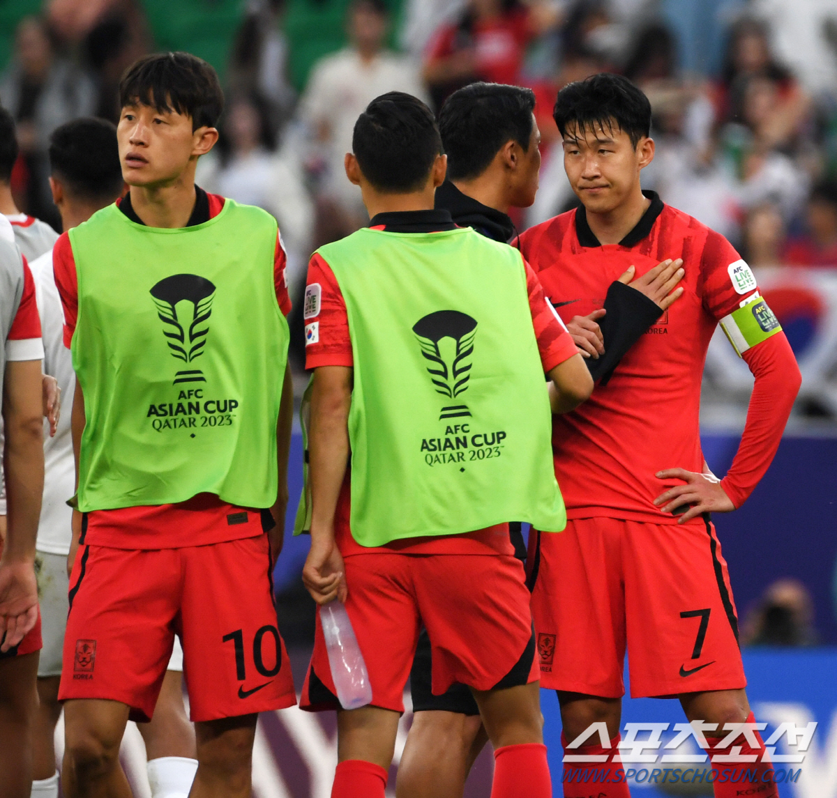[카타르ON]'매너도 월클' 亞 최고스타 손흥민, 요르단과 2대2 비긴 …