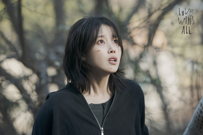 "놀란 눈빛 vs 행복 미소" 아이유, 선공개 'Love wins all…