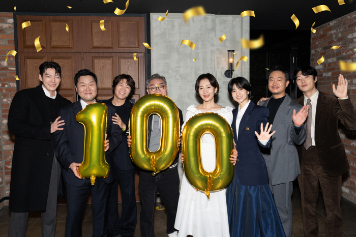 [공식] "개봉 11일 연속 1위 지켰다"…'외계+인' 2부, 100만 …