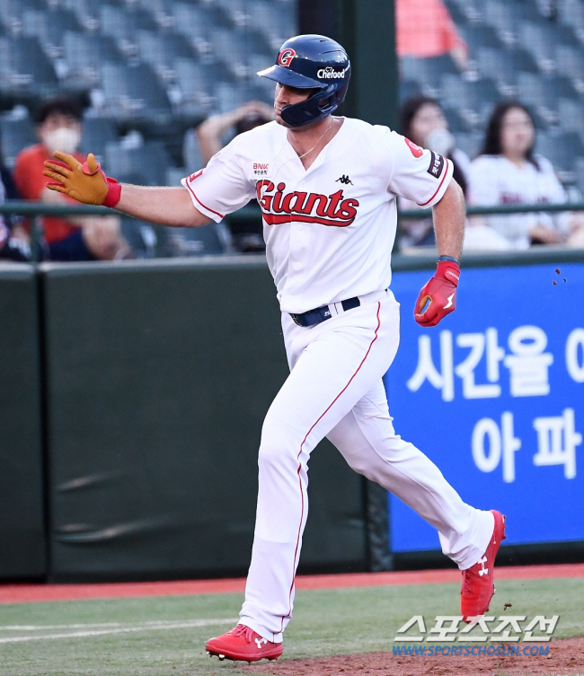"더러운 슬라이더 구사" 롯데, 타자 아닌 투수로 영입해야 됐나…'중도 …