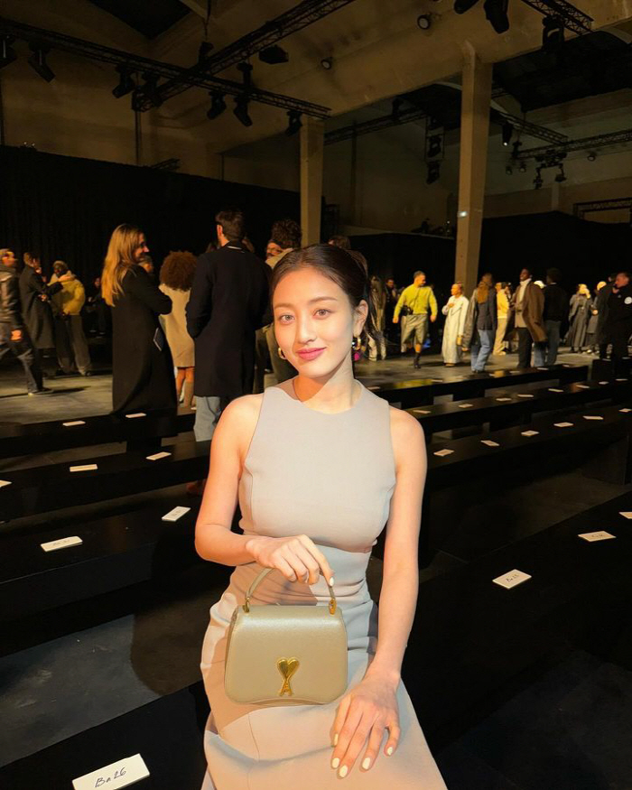 '여신美 장착' 지효, 파리서도 굴욕없는 대문자S라인 몸매 자랑