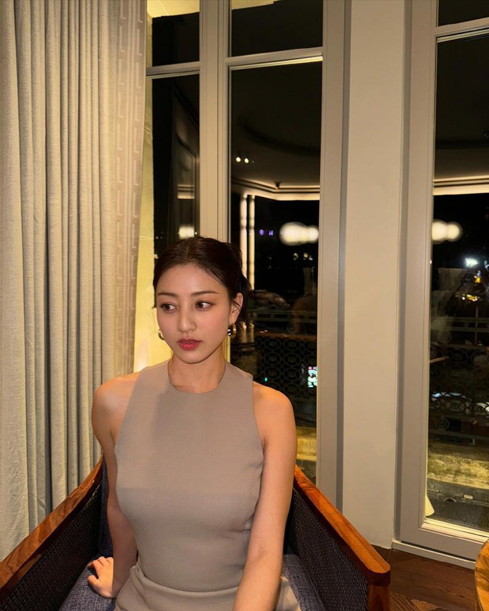 '여신美 장착' 지효, 파리서도 굴욕없는 대문자S라인 몸매 자랑
