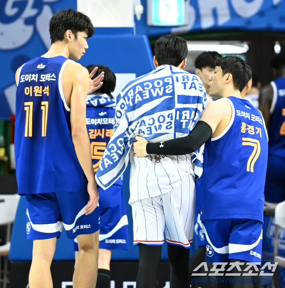 '발목 돌아가고, 팔꿈치에 코 맞고...' 승리에도 웃지 못한 두 남자,…