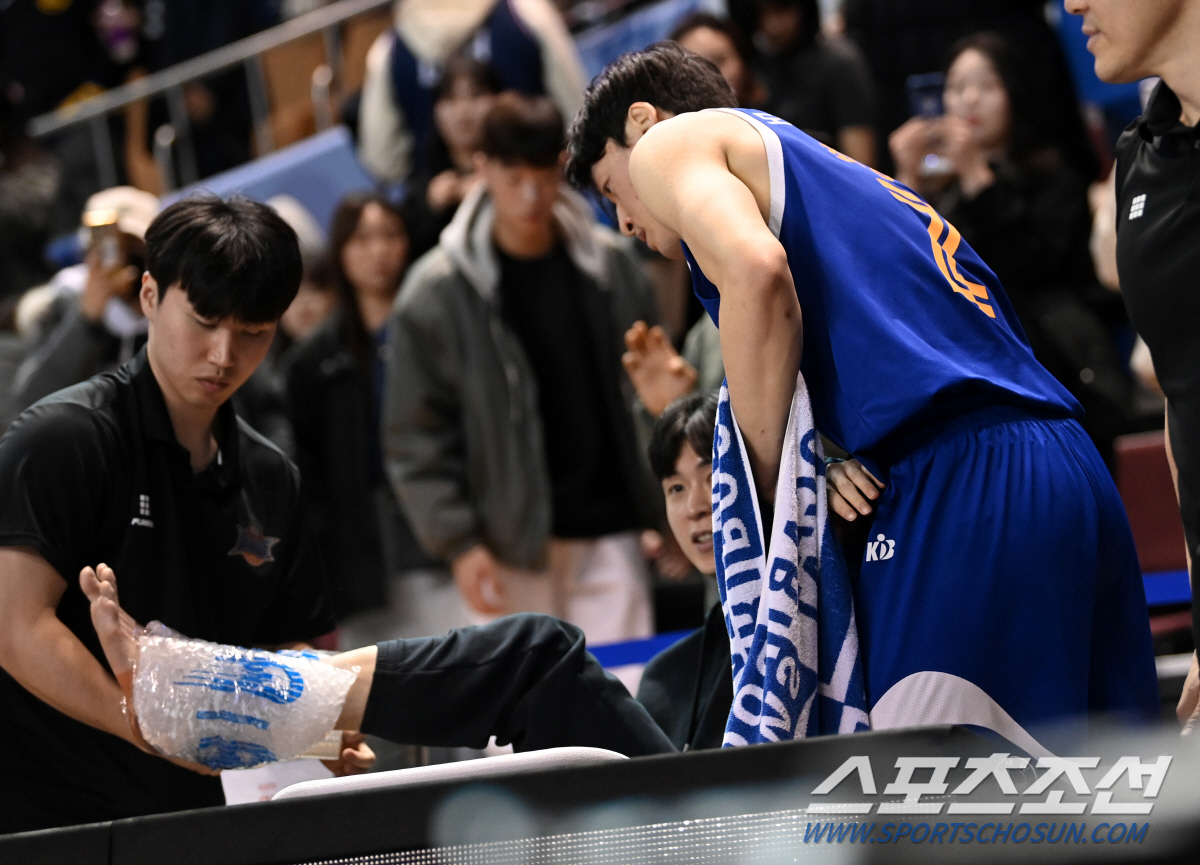 '발목 돌아가고, 팔꿈치에 코 맞고...' 승리에도 웃지 못한 두 남자,…