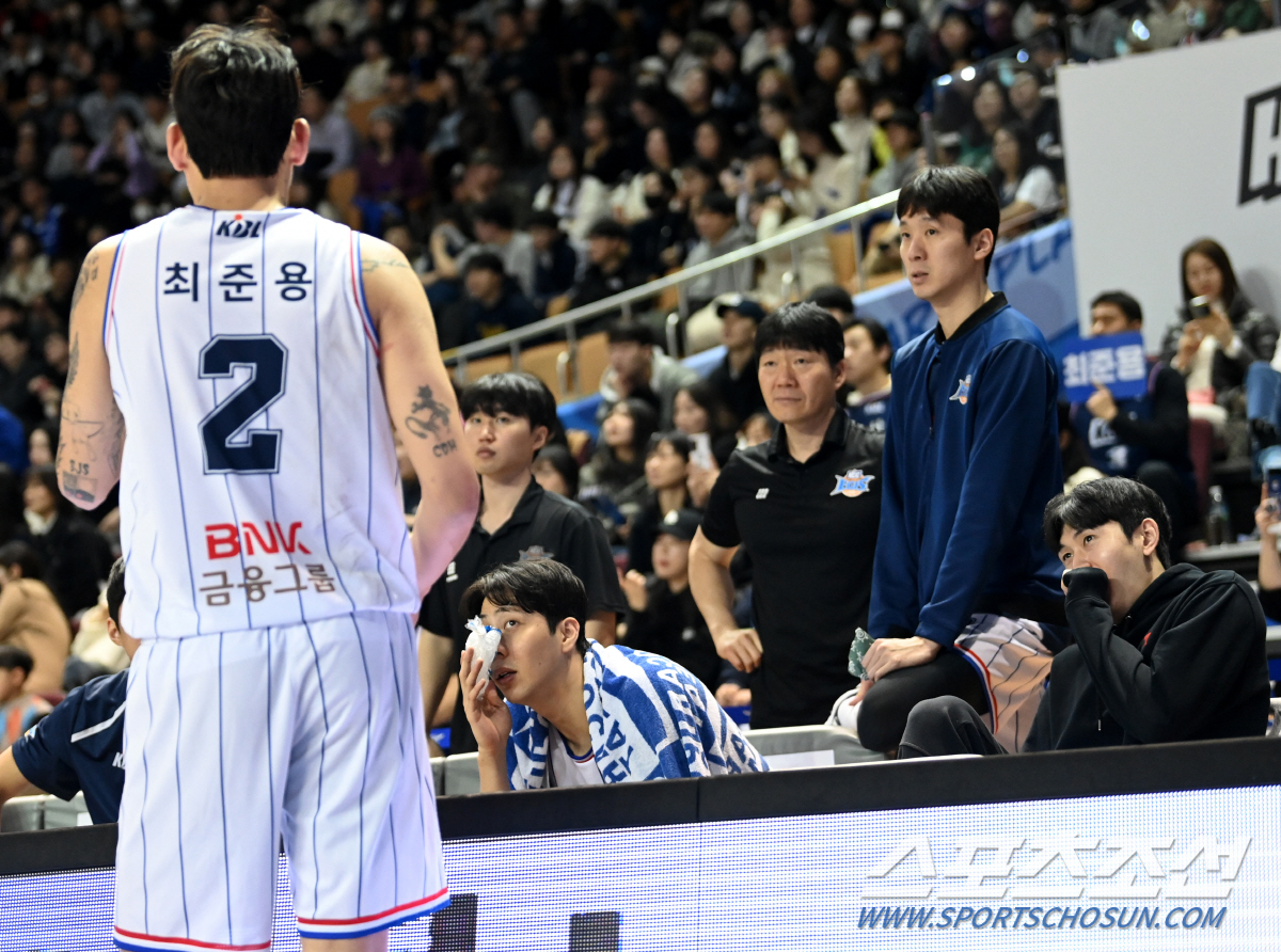 '발목 돌아가고, 팔꿈치에 코 맞고...' 승리에도 웃지 못한 두 남자,…