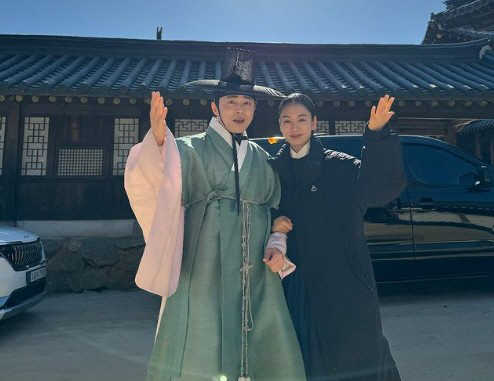안은진X조정석, 촬영장에서 만난 "세작과 연인의 슬기로운 의사생활"