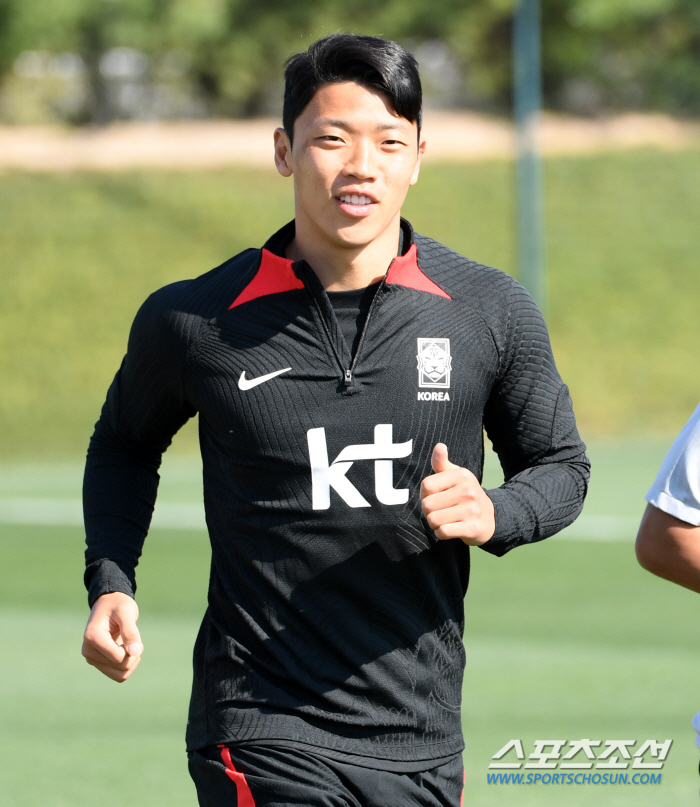 수줍음 많은 남자 황희찬, 취재진 응원에 농담 건네며 미소...'40분 …