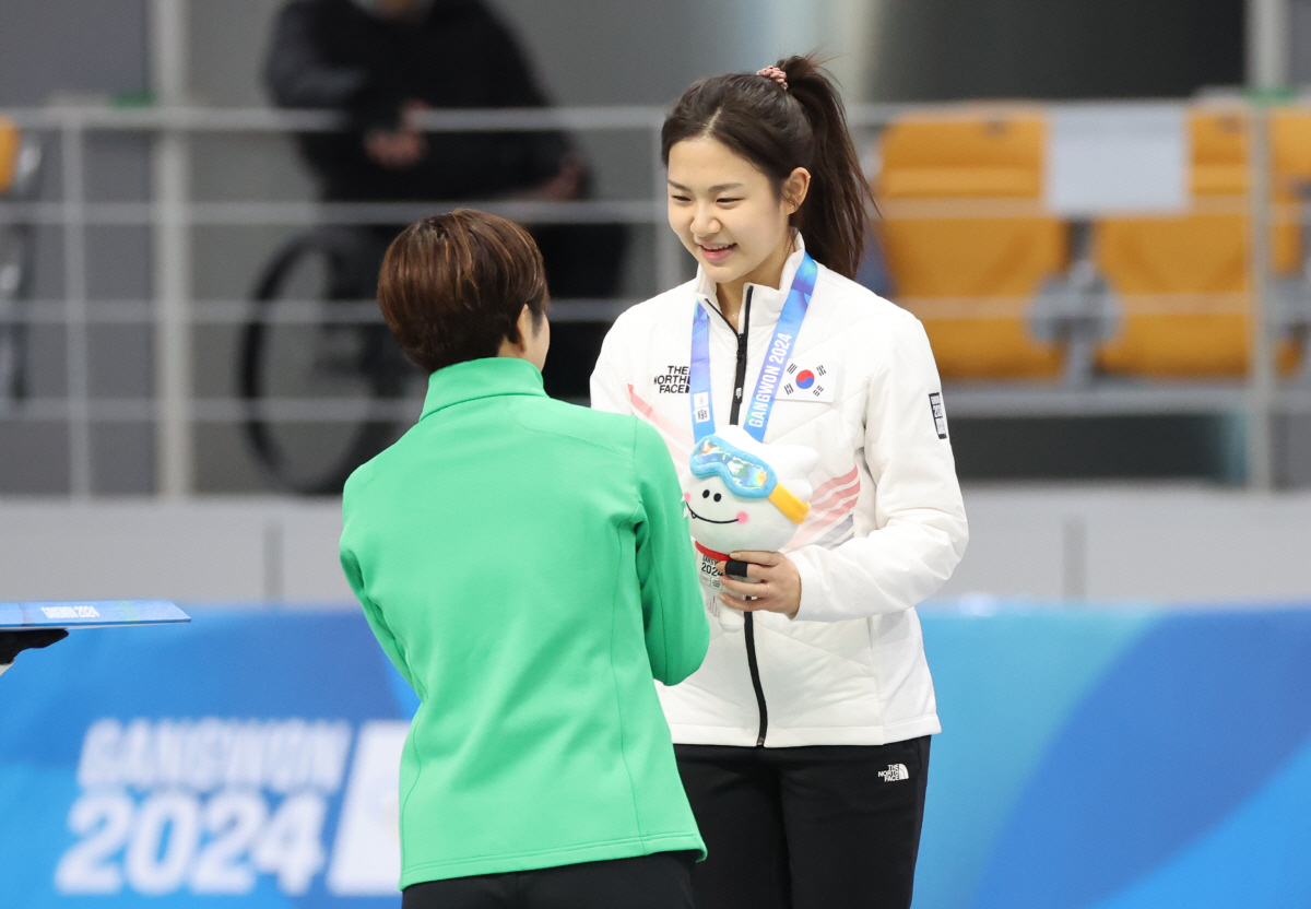 "이상화X고다이라 응원받은 '꽃다운 16세'정희단,빙속500m 첫 은메달…
