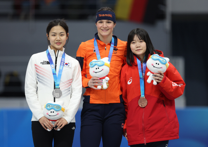 "이상화X고다이라 응원받은 '꽃다운 16세'정희단,빙속500m 첫 은메달…
