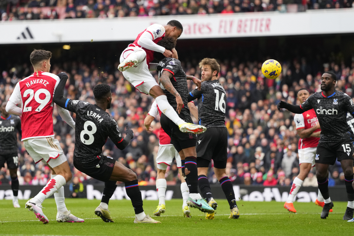 Arsenal's Gabriel, centre, scores his side's opening goal during the English Premier League soccer match between Arsenal and Crystal Palace at Emirates Stadium in London, Saturday, Jan. 20, 2024. (AP Photo/Kirsty Wigglesworth)
