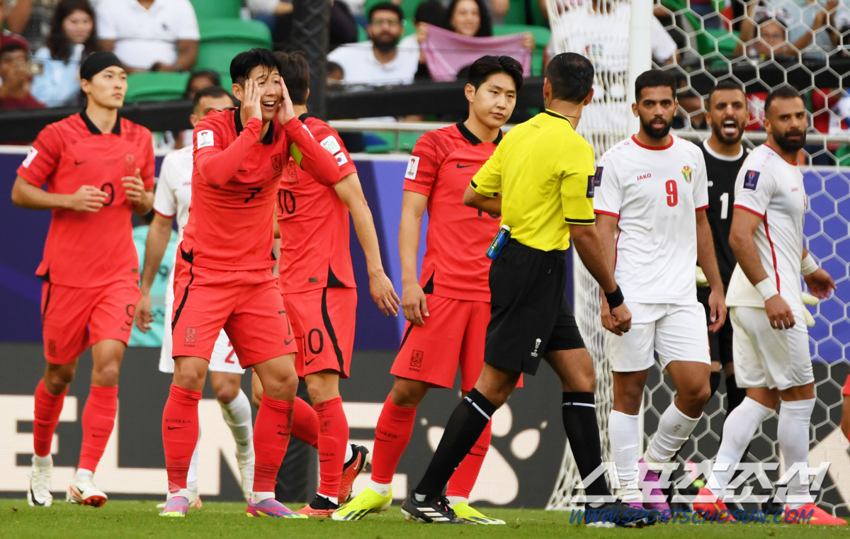 20일(현지시간) 카타르 도하 알투마마 스타디움에서 열린 2023 아시아축구연맹(AFC) 카타르 아시안컵 대한민국과 요르단의 경기. 손흥민이 주심 판정에 어필하고 있다. 도하(카타르)=박재만 기자 pjm@sportschosun.com/2023.01.20/