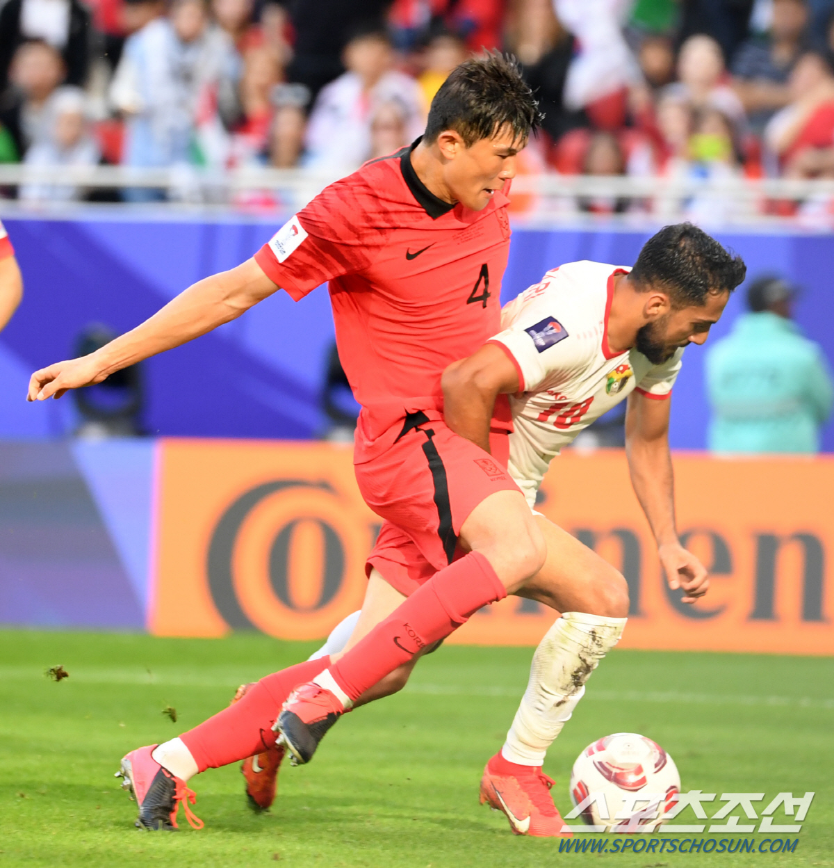 20일(현지시간) 카타르 도하 알투마마 스타디움에서 열린 2023 아시아축구연맹(AFC) 카타르 아시안컵 대한민국과 요르단의 경기. 김민재가 상대 공격을 차단하고 있다. 도하(카타르)=박재만 기자 pjm@sportschosun.com/2023.01.20/