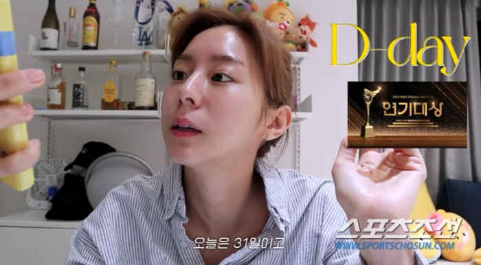 "드레스 입기 힘드네' 유이, 연기대상 '복근' 완성하는데 피눈물