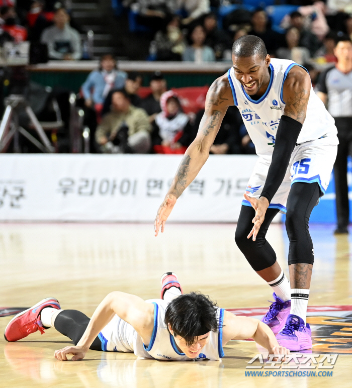 '격한 세리머니에 코트 위로 추락' 승리예감에 신바람 난 가스공사 맥스웰…