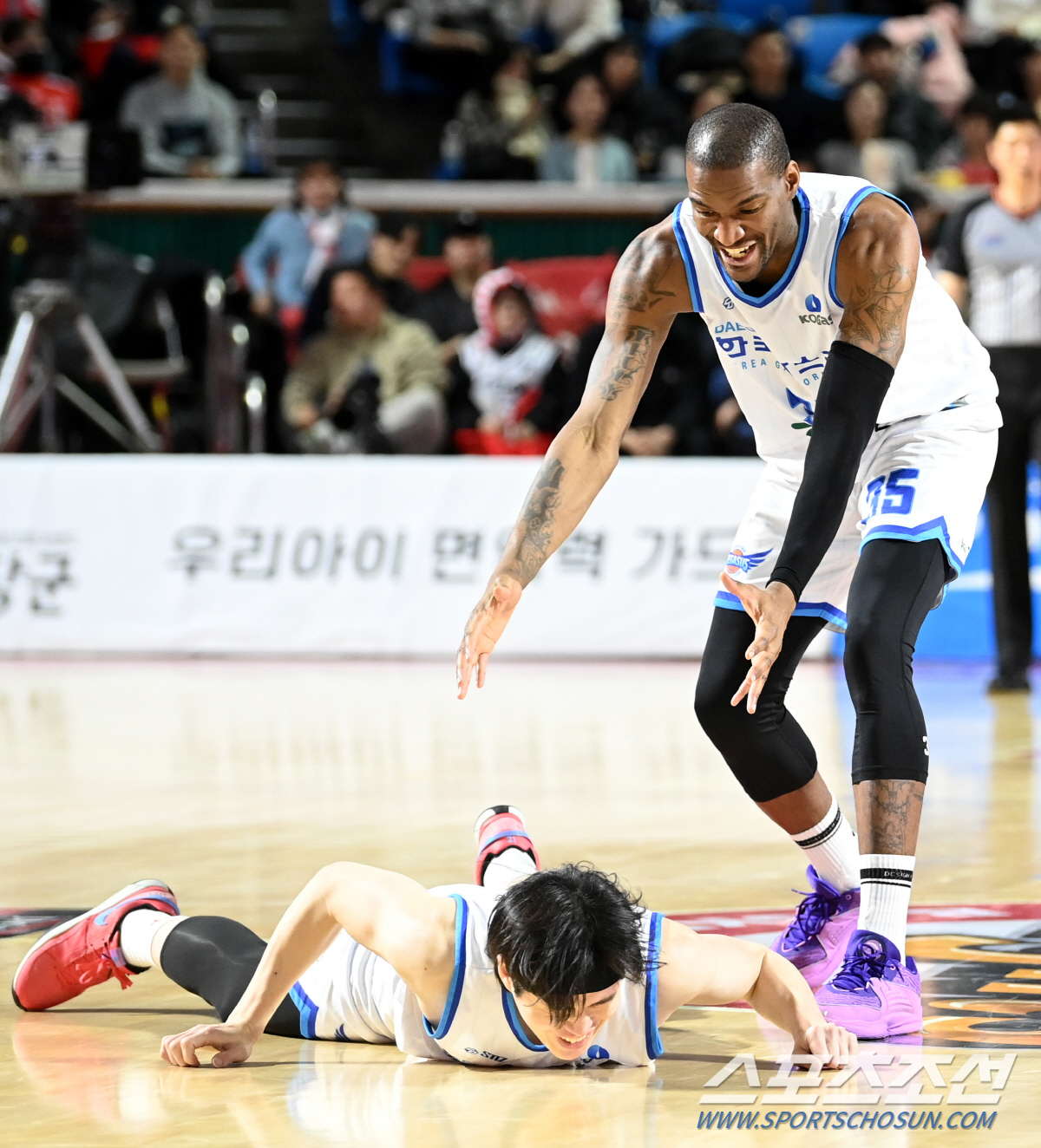 '격한 세리머니에 코트 위로 추락' 승리예감에 신바람 난 가스공사 맥스웰…