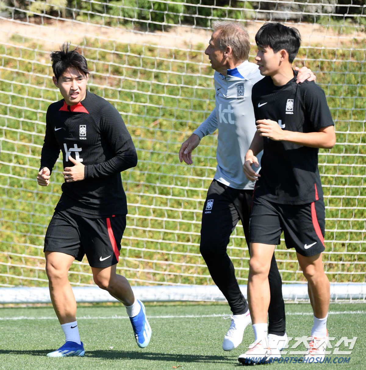 막내형? 진짜형이 떴다! 형들 사이 파고들어 어깨동무 이강인...'귀여운…