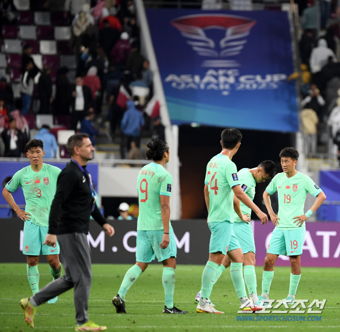 '동네북' 전락한 14억 中 축구, '0의 굴욕'→B~F조 3위에는 특별…