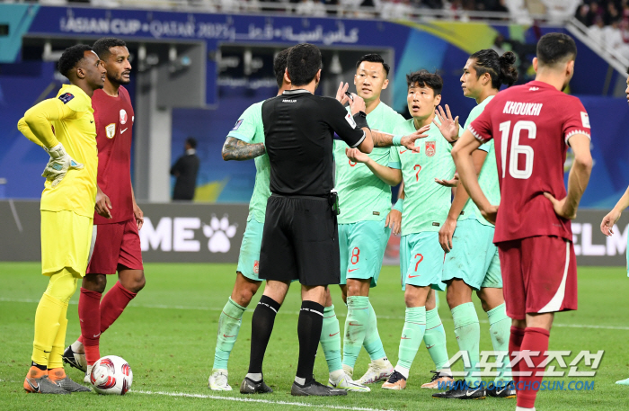 '동네북' 전락한 14억 中 축구, '0의 굴욕'→B~F조 3위에는 특별…