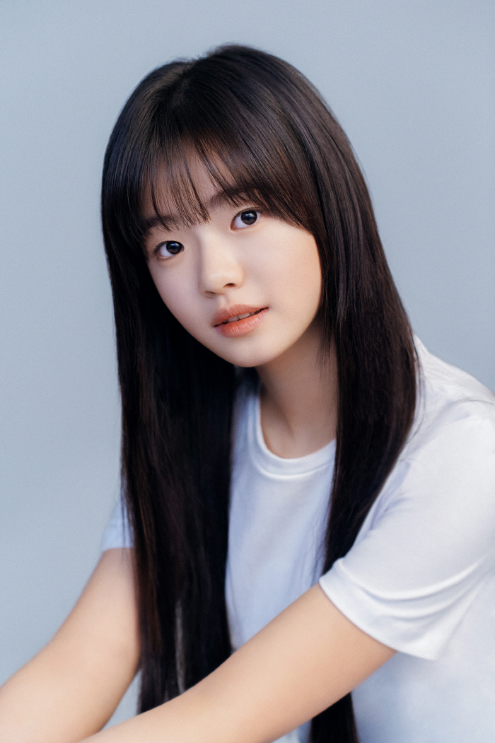 [공식] '천재 아역' 김시아, BH엔터와 전속계약..'미쓰백' 한지민 …