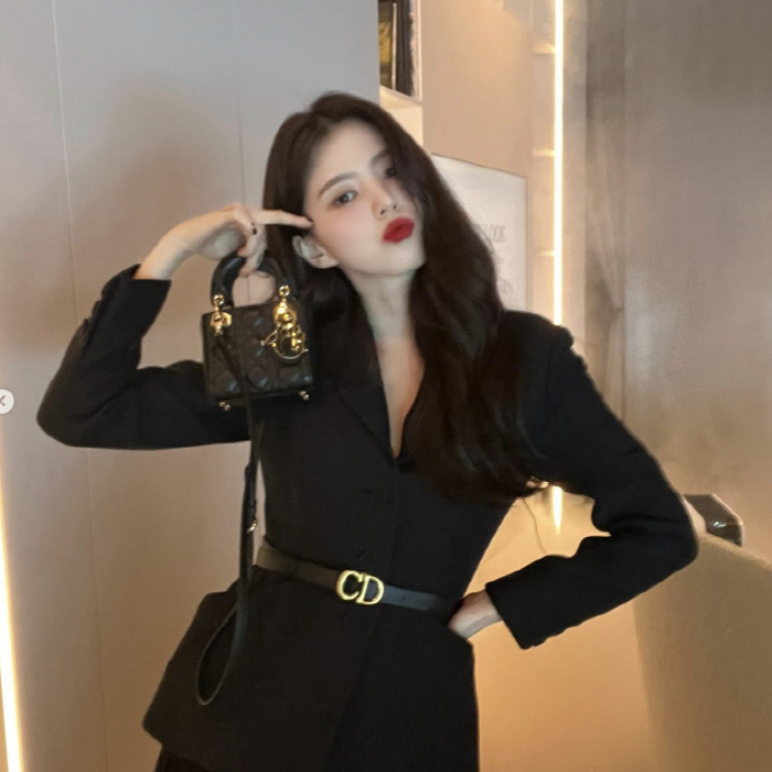 나탈리 포트만 만난 한소희, 맨발로 휘저은 '디올쇼'…런웨이가 된 복도