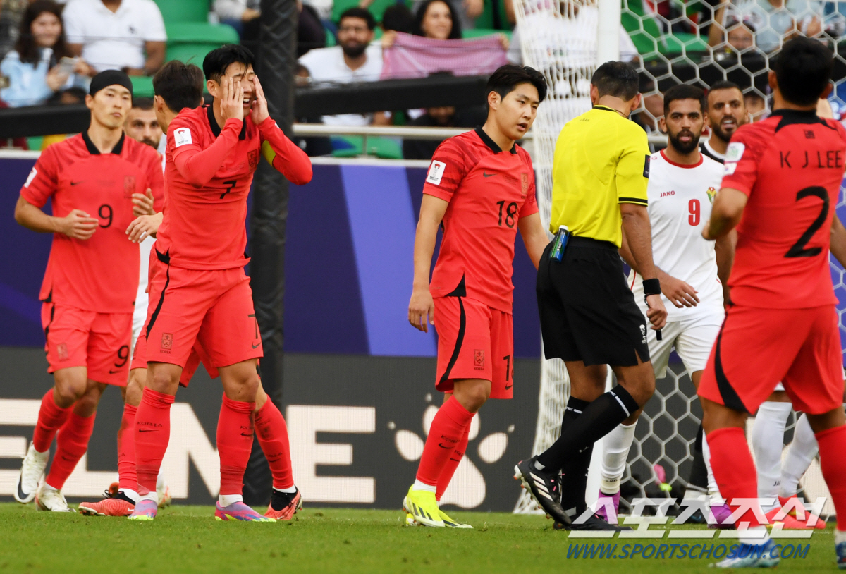 20일(현지시간) 카타르 도하 알투마마 스타디움에서 열린 2023 아시아축구연맹(AFC) 카타르 아시안컵 대한민국과 요르단의 경기. 손흥민이 주심 판정에 어필하고 있다. 도하(카타르)=박재만 기자 pjm@sportschosun.com/2023.01.20/