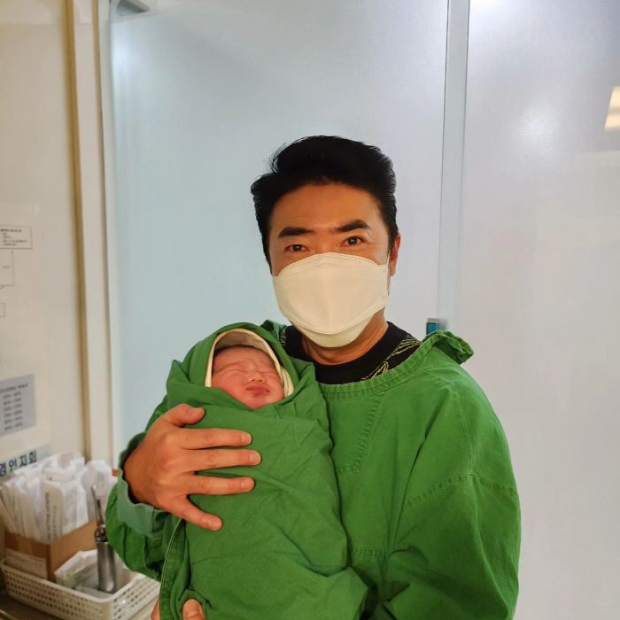장동민, 오늘(23일) 득남..두 아이 아빠 됐다 "건강하게 태어나줘서 …