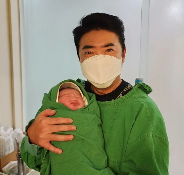 '6세 연하♥' 장동민, 두 아이 아빠 됐다…"건강하게 태어나줘서 고마워…