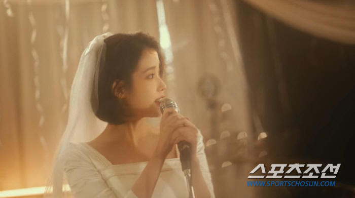 '♥이종석'은 어쩌라고? 아이유, 방탄소년단 뷔와 '웨딩네컷' 화제…귀여…