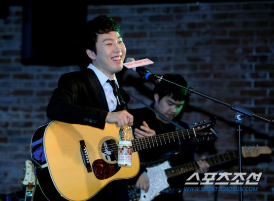 "암표차단 기술 도입" 장범준, NFT 티켓으로 초강수…부정거래 근절할까…