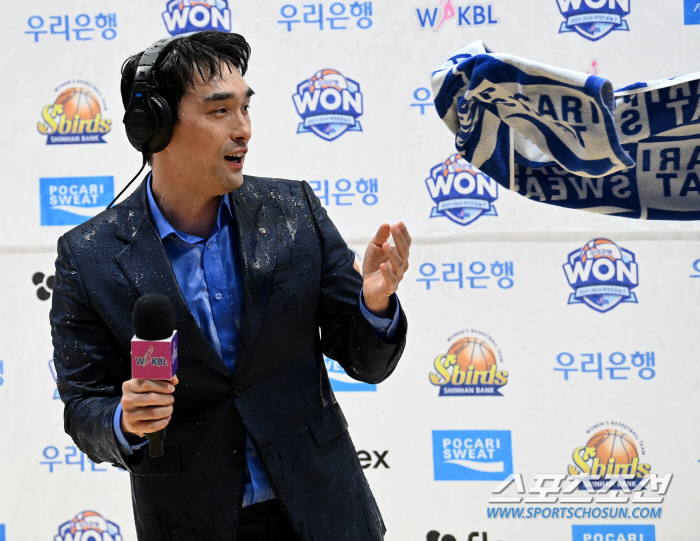 '인터뷰하다 날벼락' 물세례 공격 눈치 1도 못 챈 구나단 감독, 1초 …