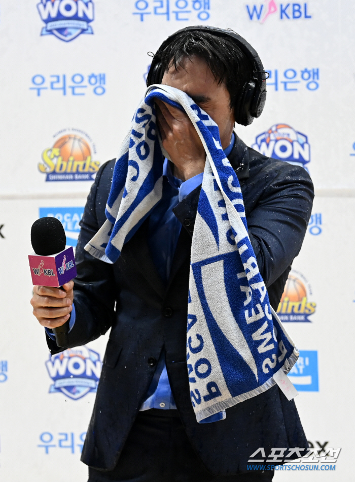'인터뷰하다 날벼락' 물세례 공격 눈치 1도 못 챈 구나단 감독, 1초 …