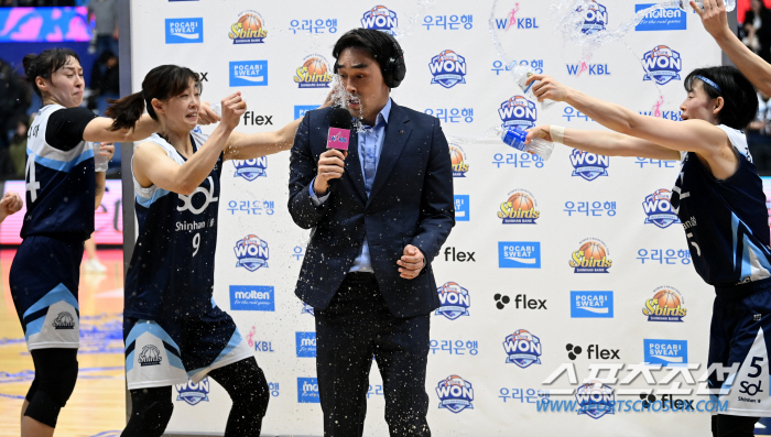 '인터뷰하다 날벼락' 물세례 공격 눈치 1도 못 챈 구나단 감독, 1초 …