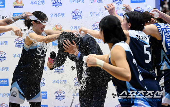 '인터뷰하다 날벼락' 물세례 공격 눈치 1도 못 챈 구나단 감독, 1초 …