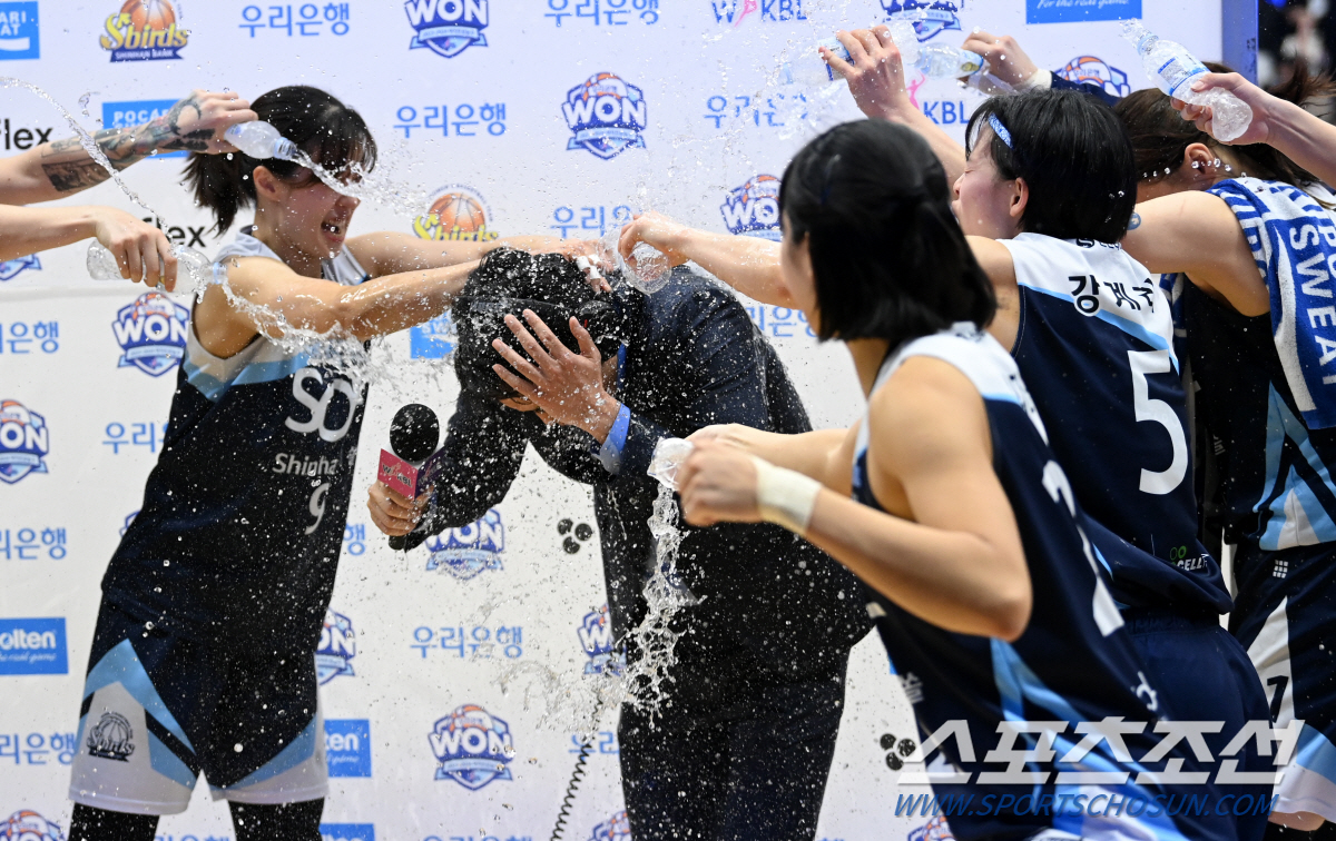 '인터뷰하다 날벼락' 물세례 공격 눈치 1도 못 챈 구나단 감독, 1초 …