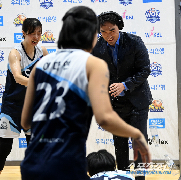 '인터뷰하다 날벼락' 물세례 공격 눈치 1도 못 챈 구나단 감독, 1초 …