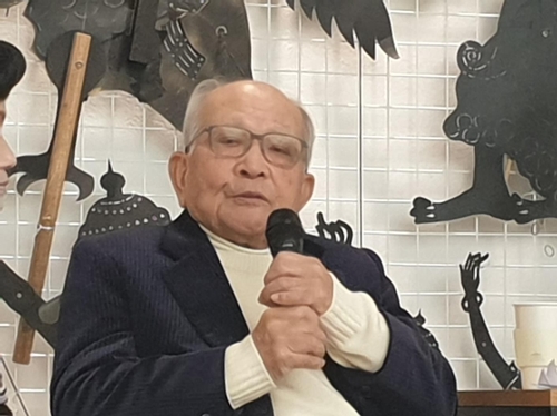 (서울=연합뉴스) 황희경 기자 = 일본 그림자회화 작가 후지시로 세이지가 25일 서울 세종문화회관 미술관에서 열린 '오사카 파노라마'전 기자간담회에서 질문을 듣고 있는 모습. 2024.1.25. zitrone@yna.co.kr