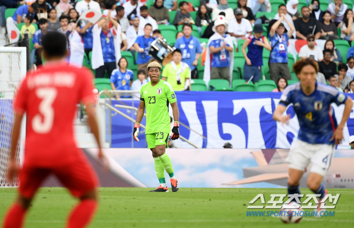 日 대표팀, 16강 진출 기뻐할 때?...주전 GK 향한 '인종차별 논란…