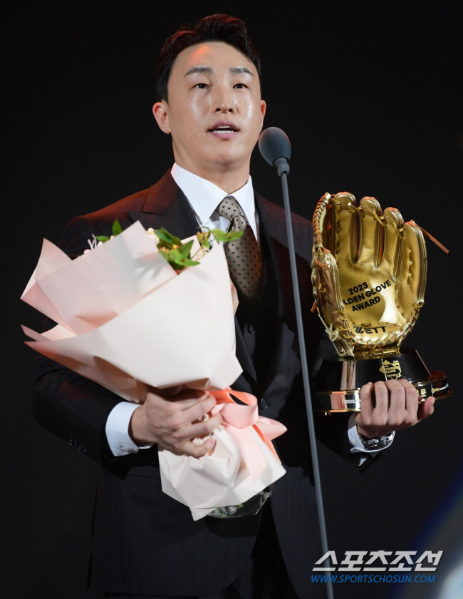 FA 대박, 타격왕, GG, 금메달 다 이뤘다…36세 캡틴은 왜 "컴플렉…