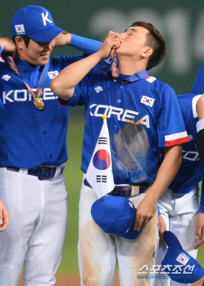 FA 대박, 타격왕, GG, 금메달 다 이뤘다…36세 캡틴은 왜 "컴플렉…
